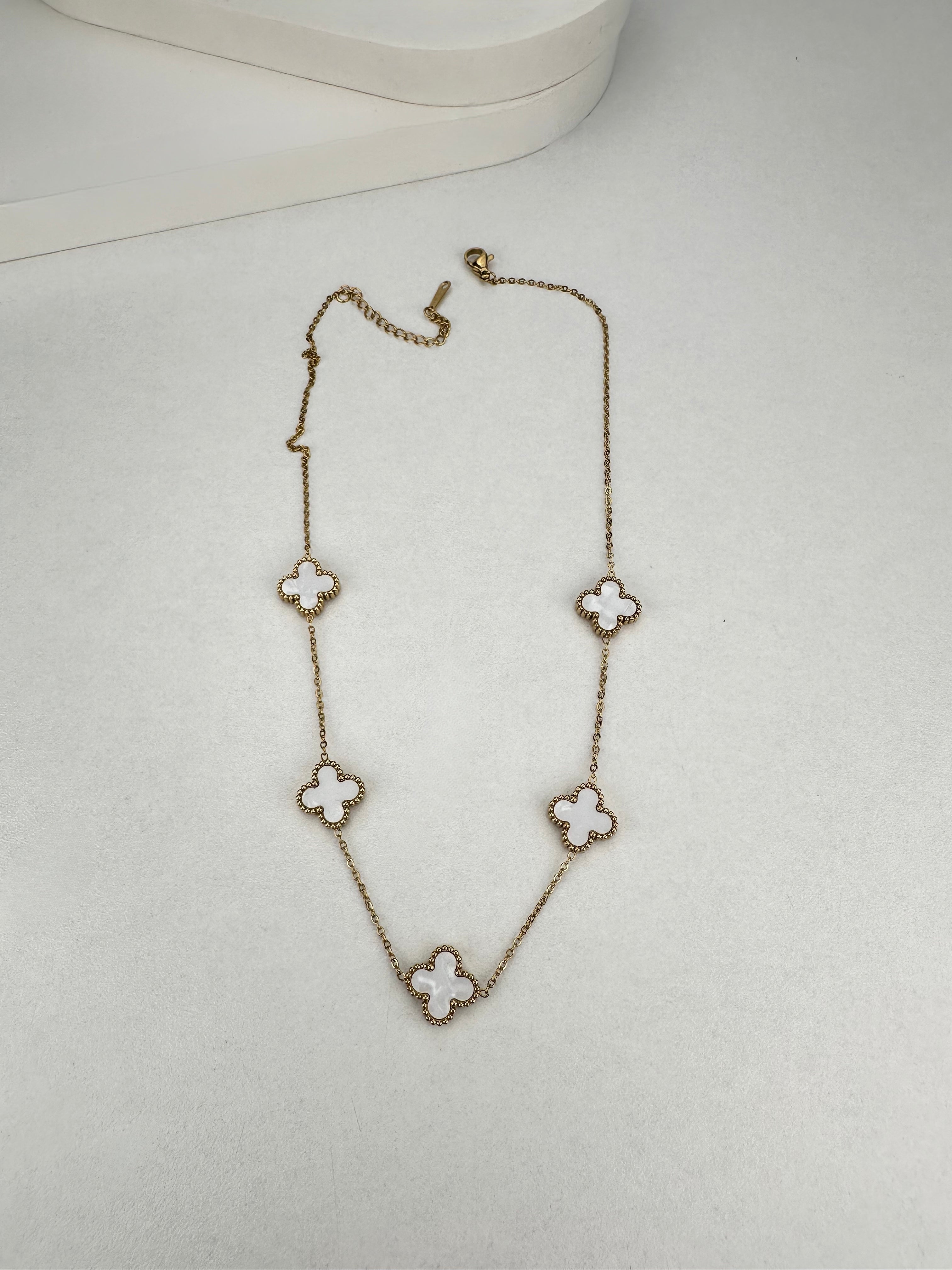 Özel Seri Clf Model Beyaz Yonca Kolye