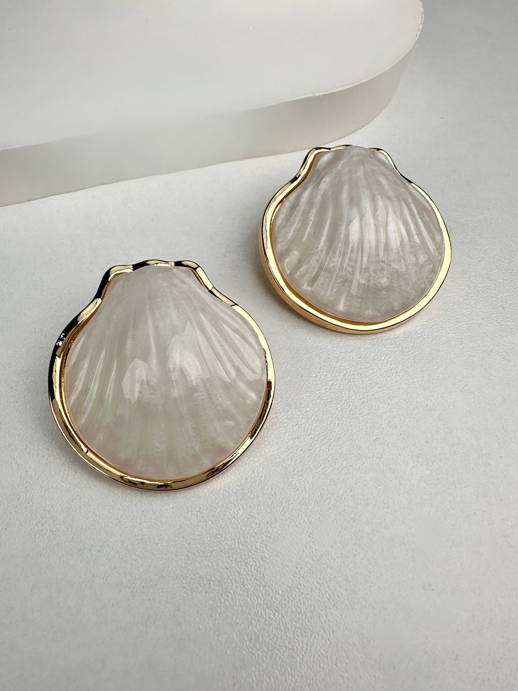 Beyaz İstiridye Gold Küpe