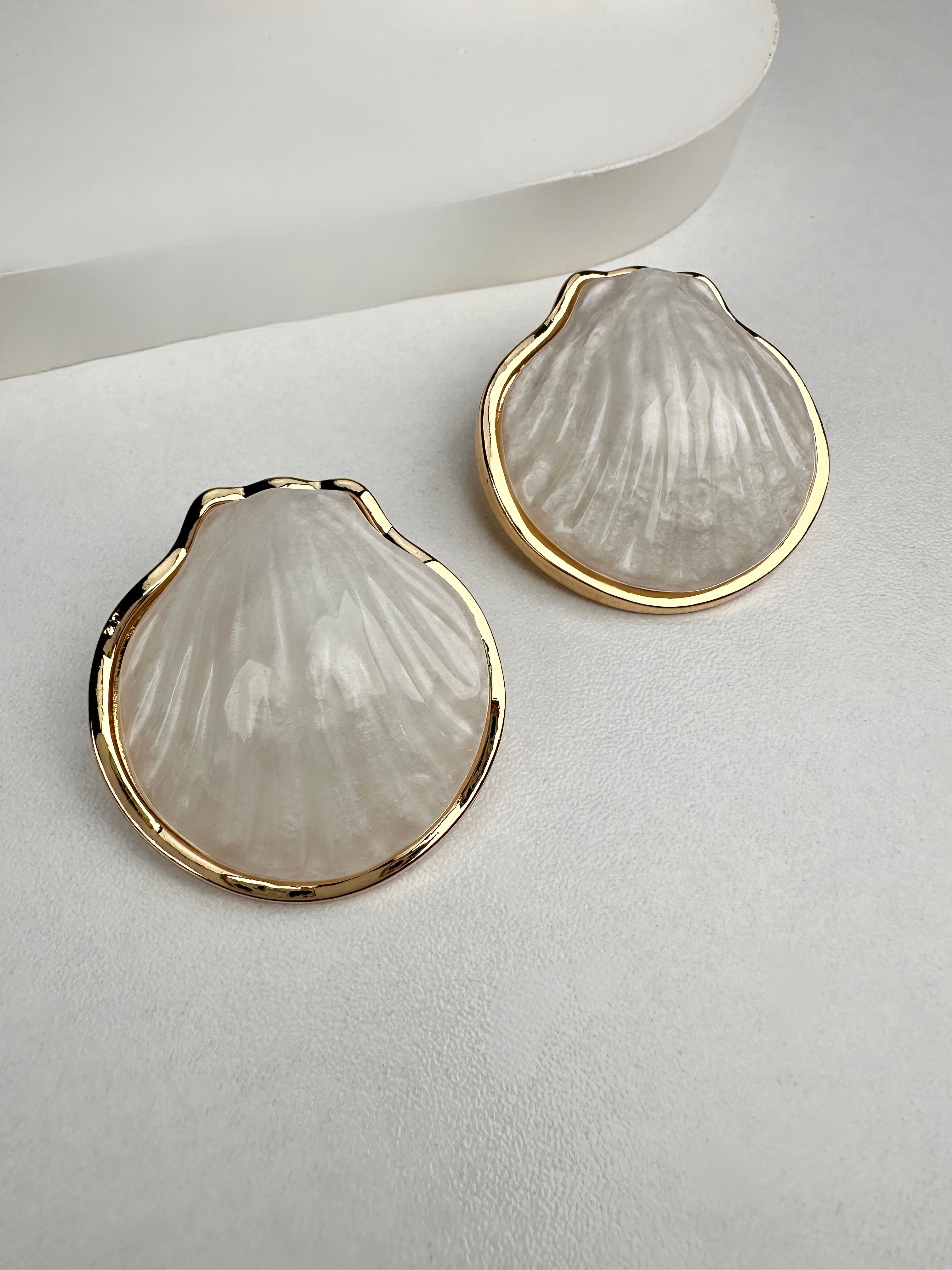 Beyaz İstiridye Gold Küpe