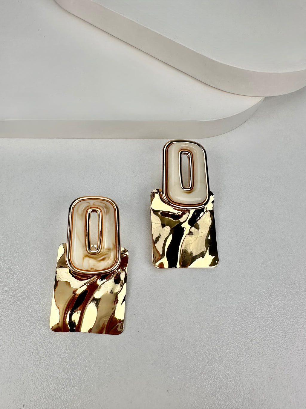 Plaka Beyaz Detay Gold Küpe