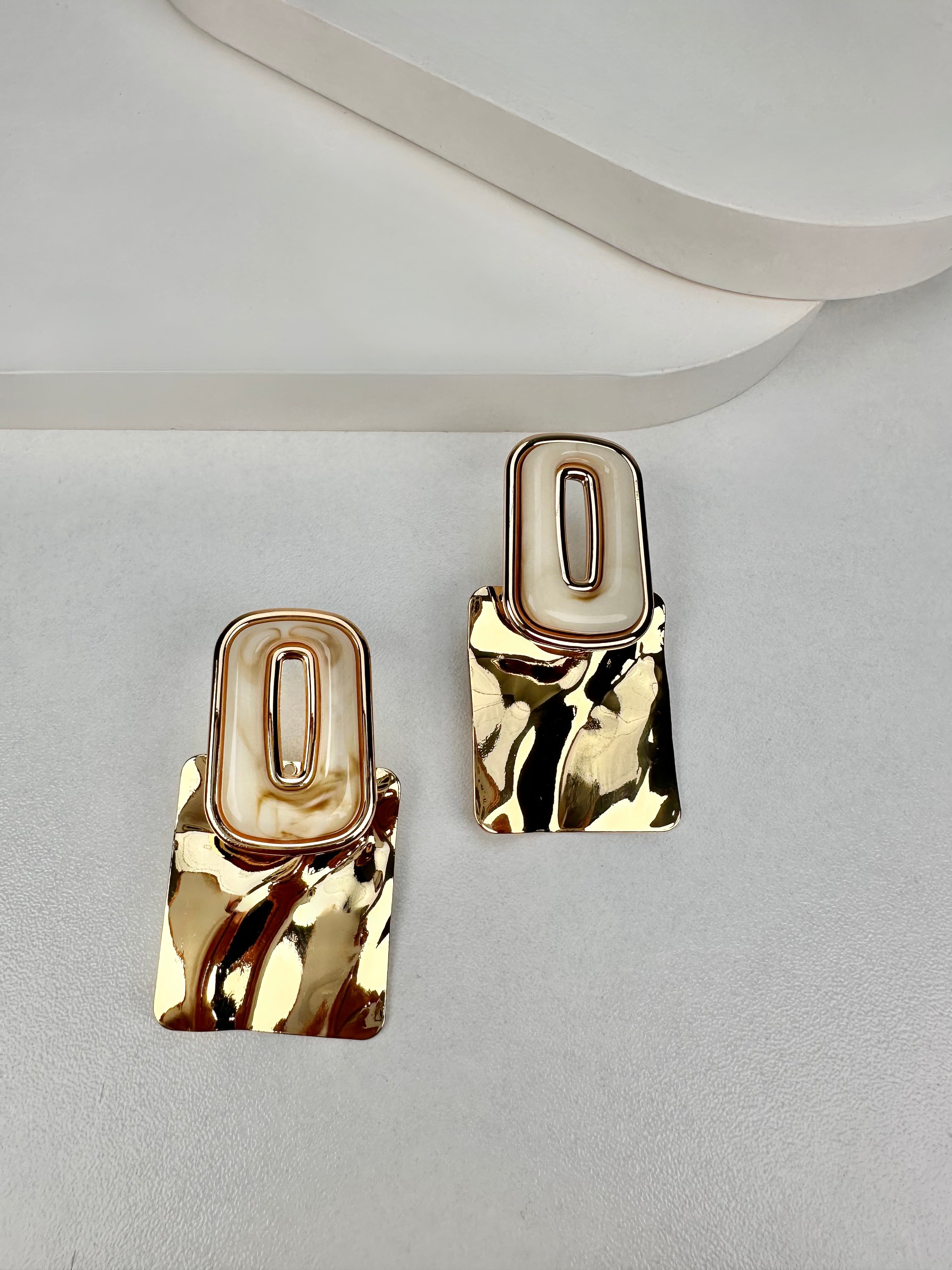 Plaka Beyaz Detay Gold Küpe