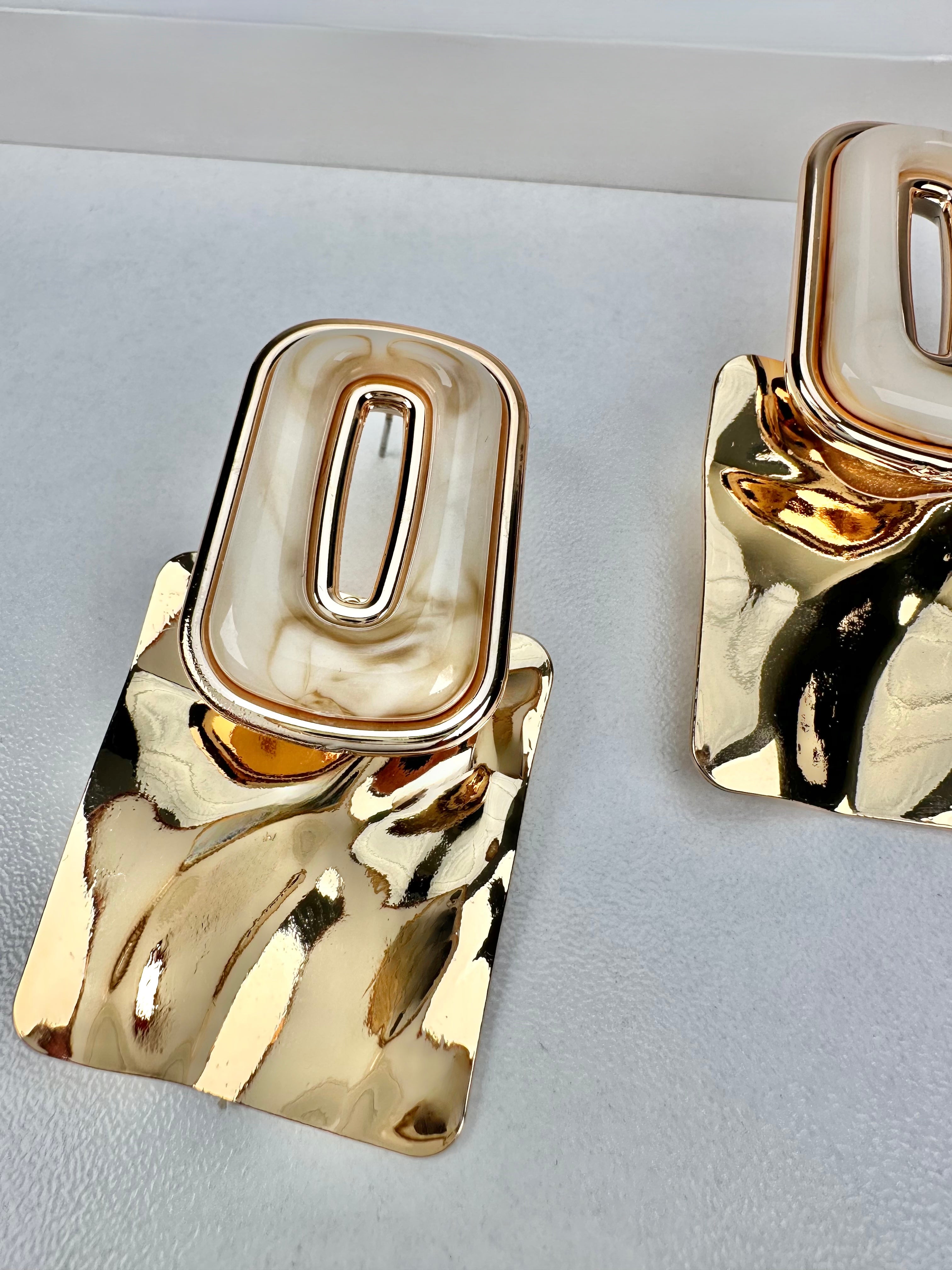 Plaka Beyaz Detay Gold Küpe