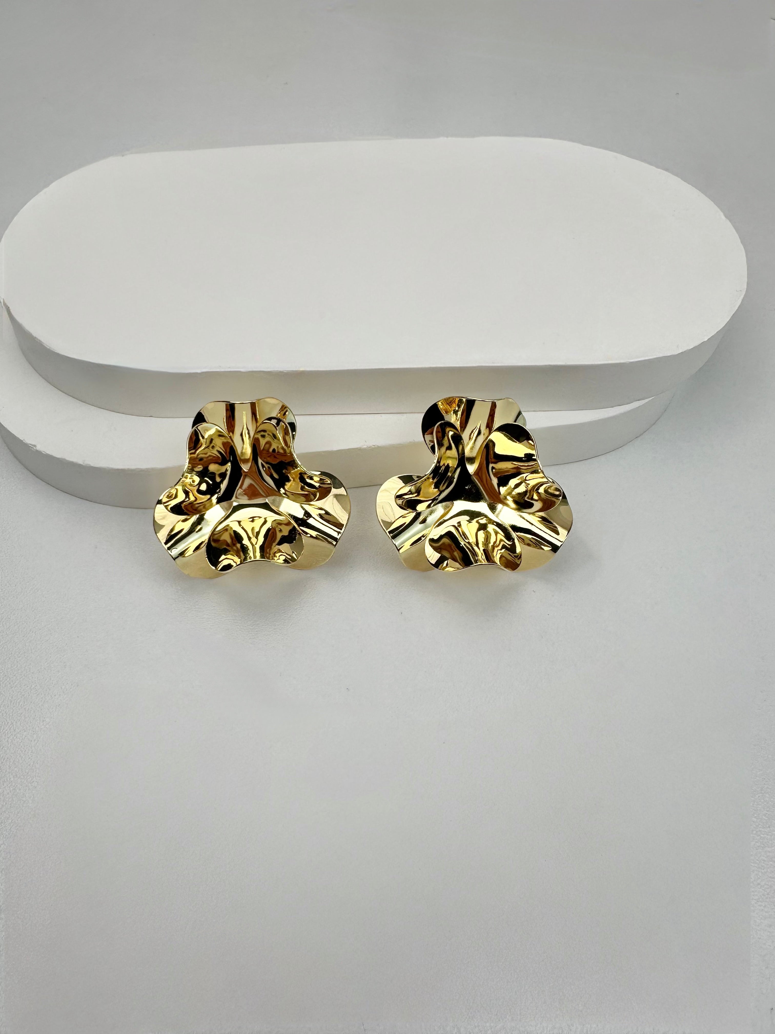 Çiçek Plaka Gold Küpe