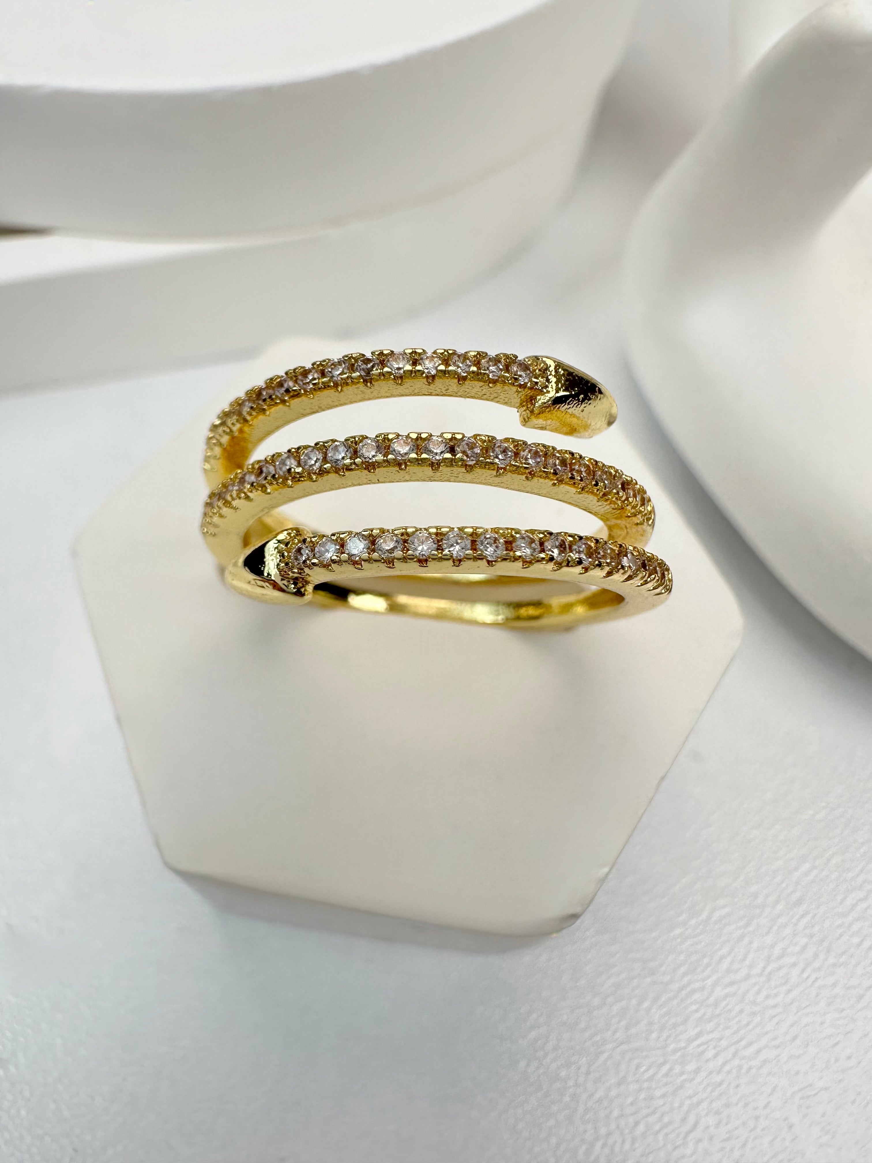 Üçlü Sarmal Ok Desen Gold Yüzük