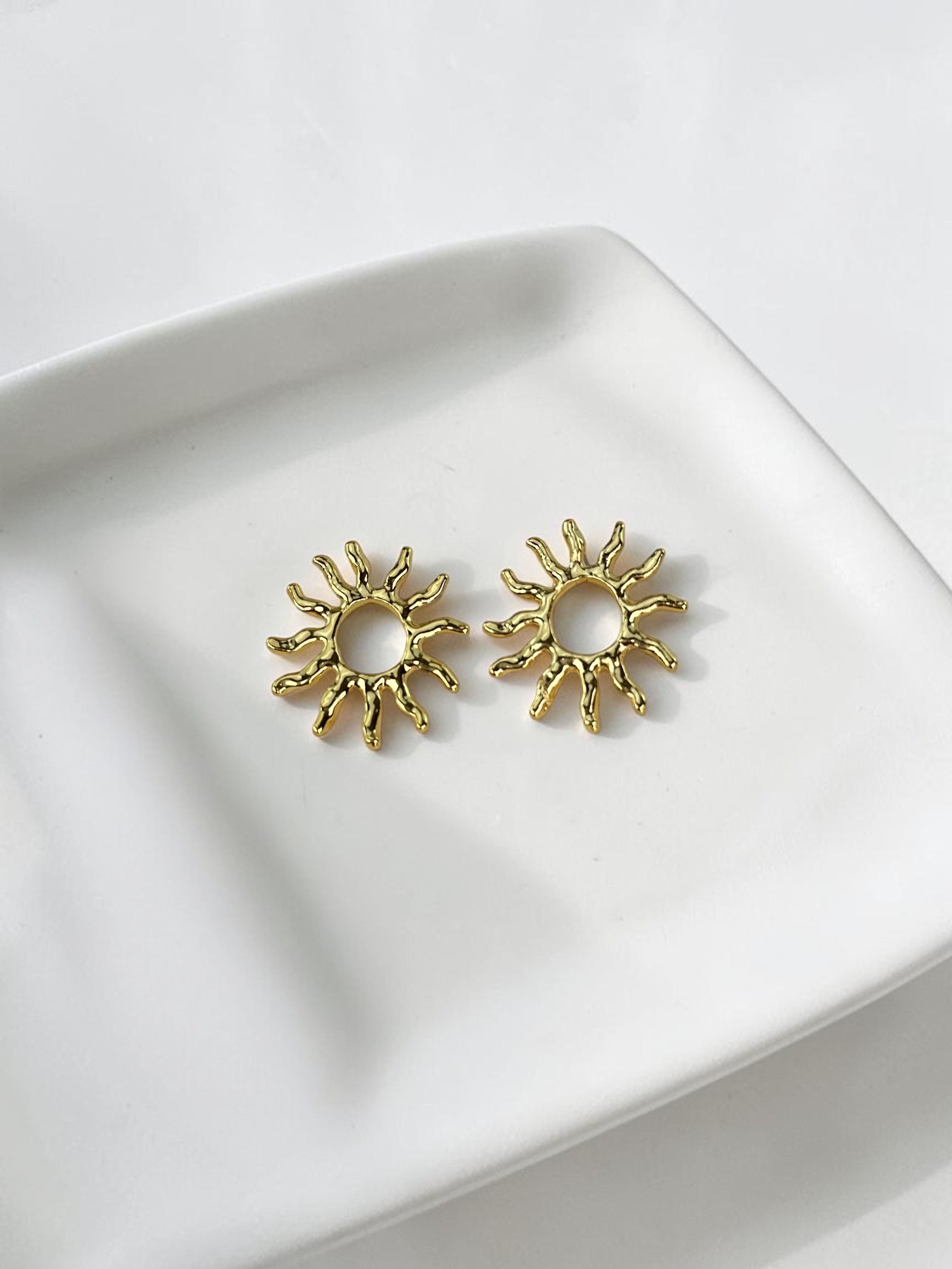 Güneş Desen Gold Küpe