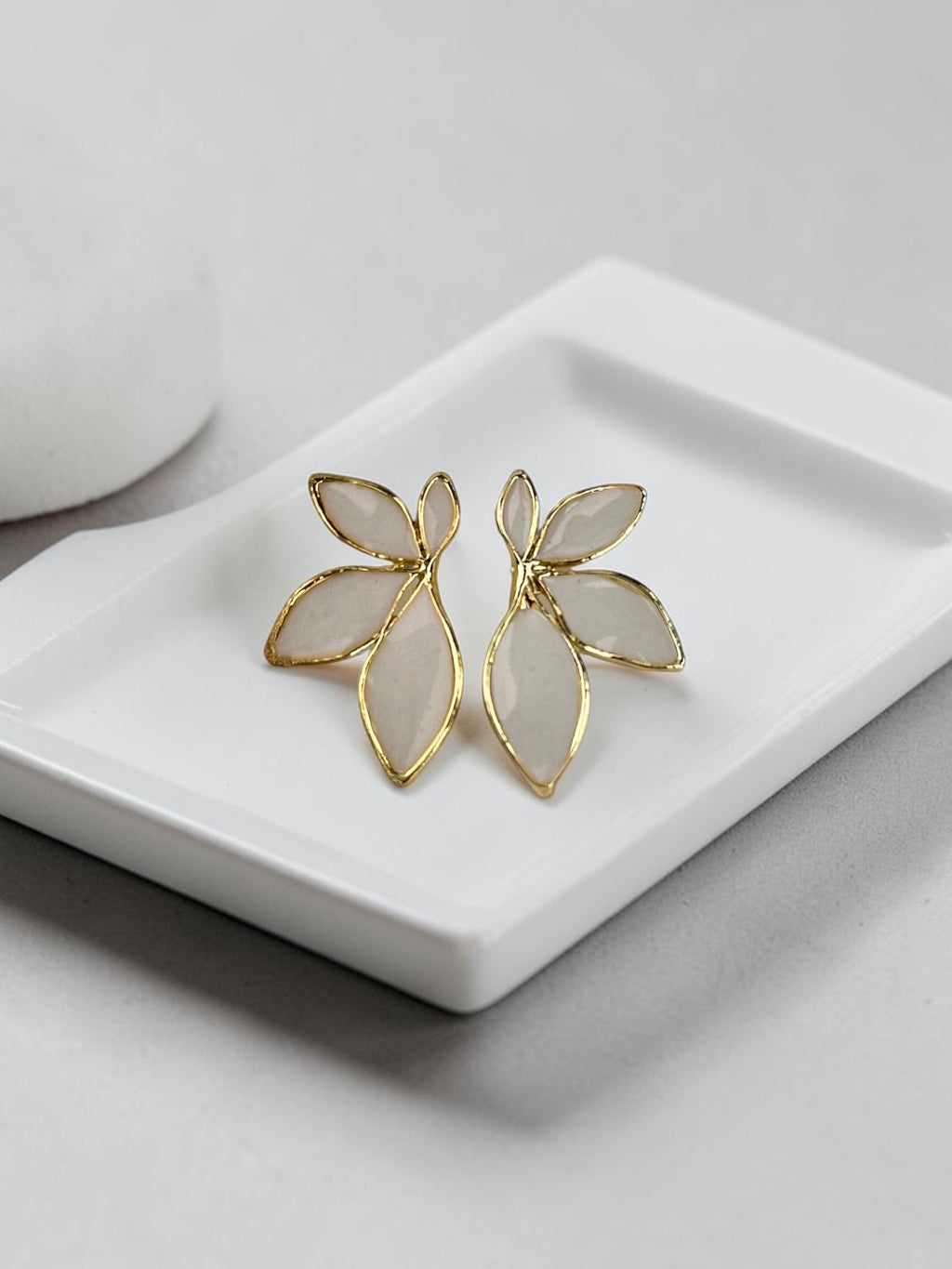 Beyaz Yaprak Desen Gold Küpe