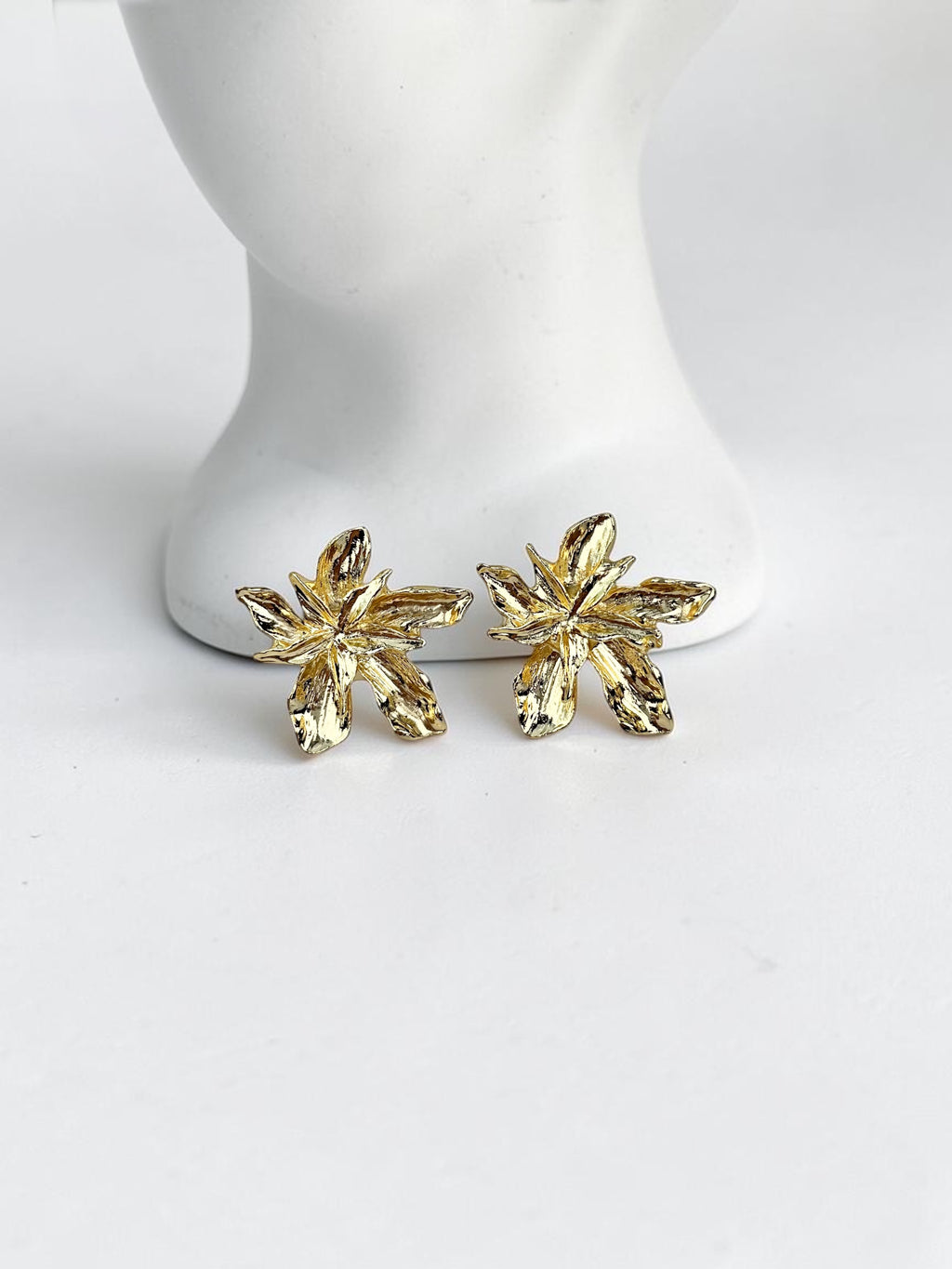 Çiçek Desen Gold Küpe