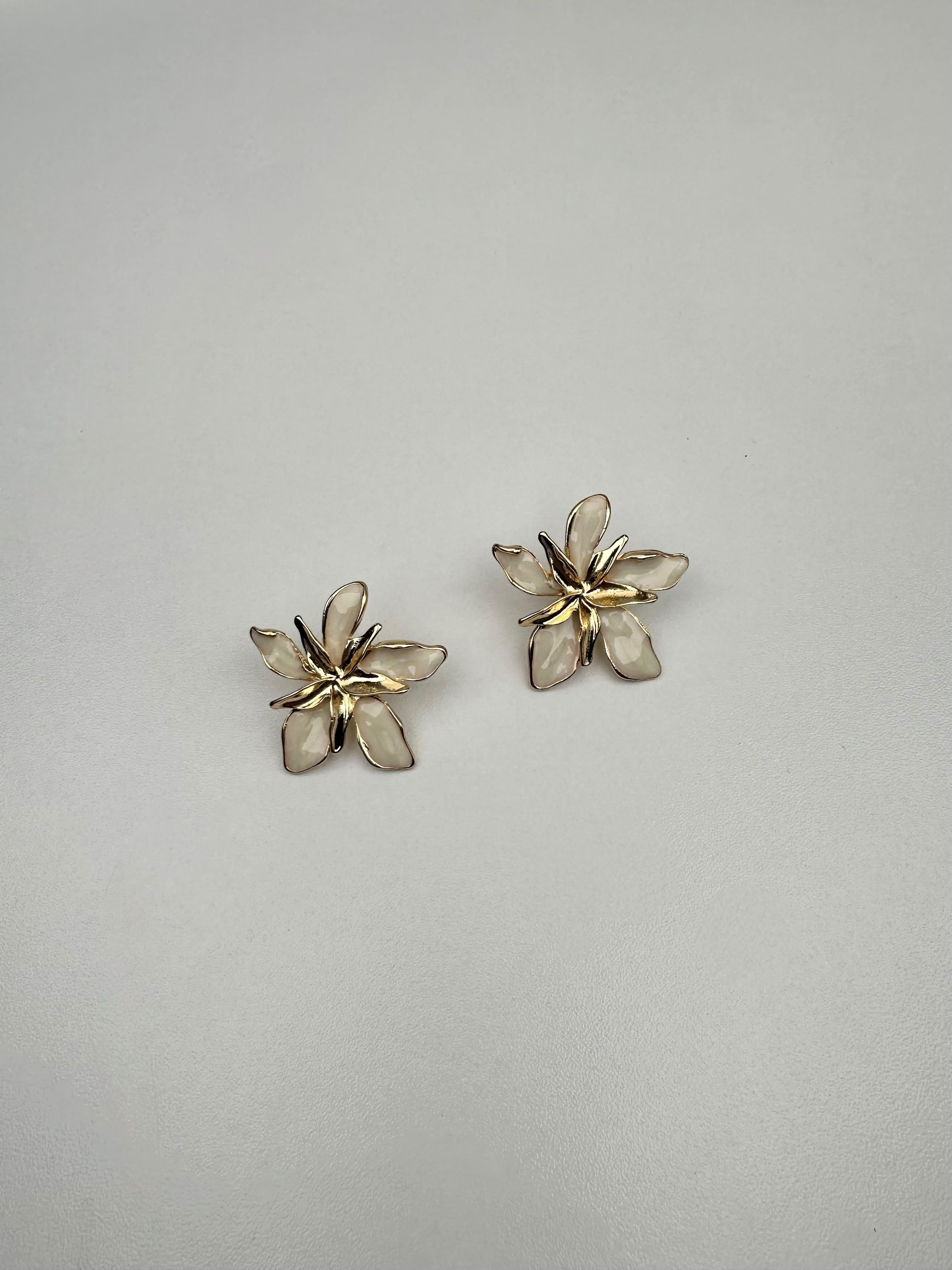 Beyaz Gold Çiçek Tasarım Küpe