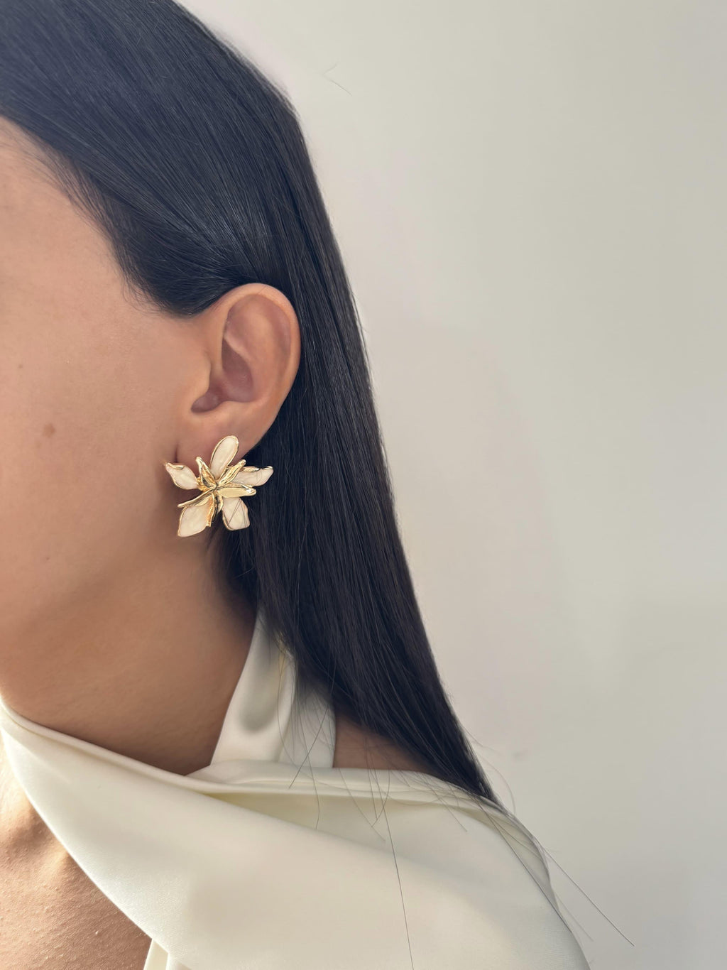 Beyaz Gold Çiçek Tasarım Küpe