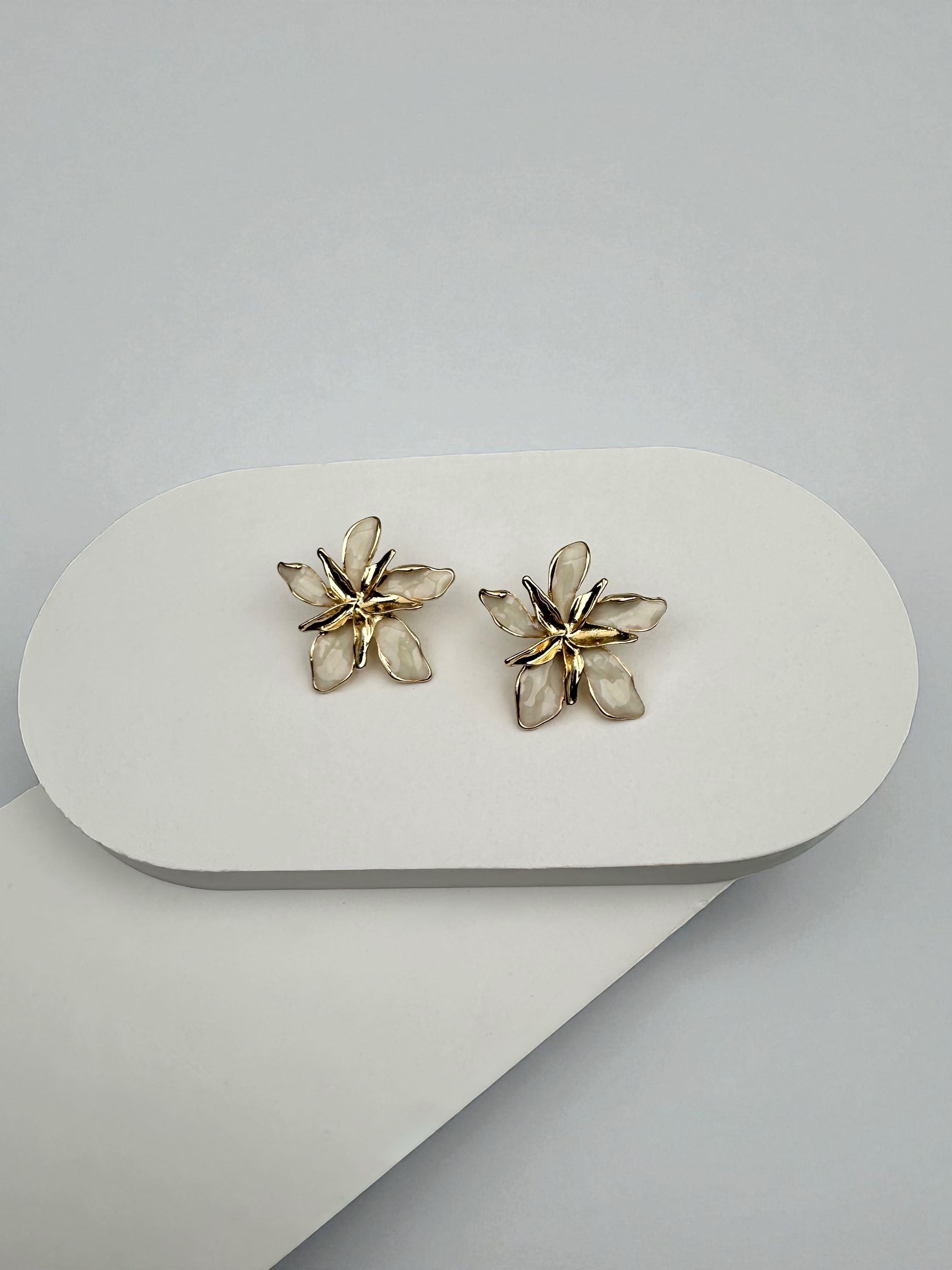 Beyaz Gold Çiçek Tasarım Küpe