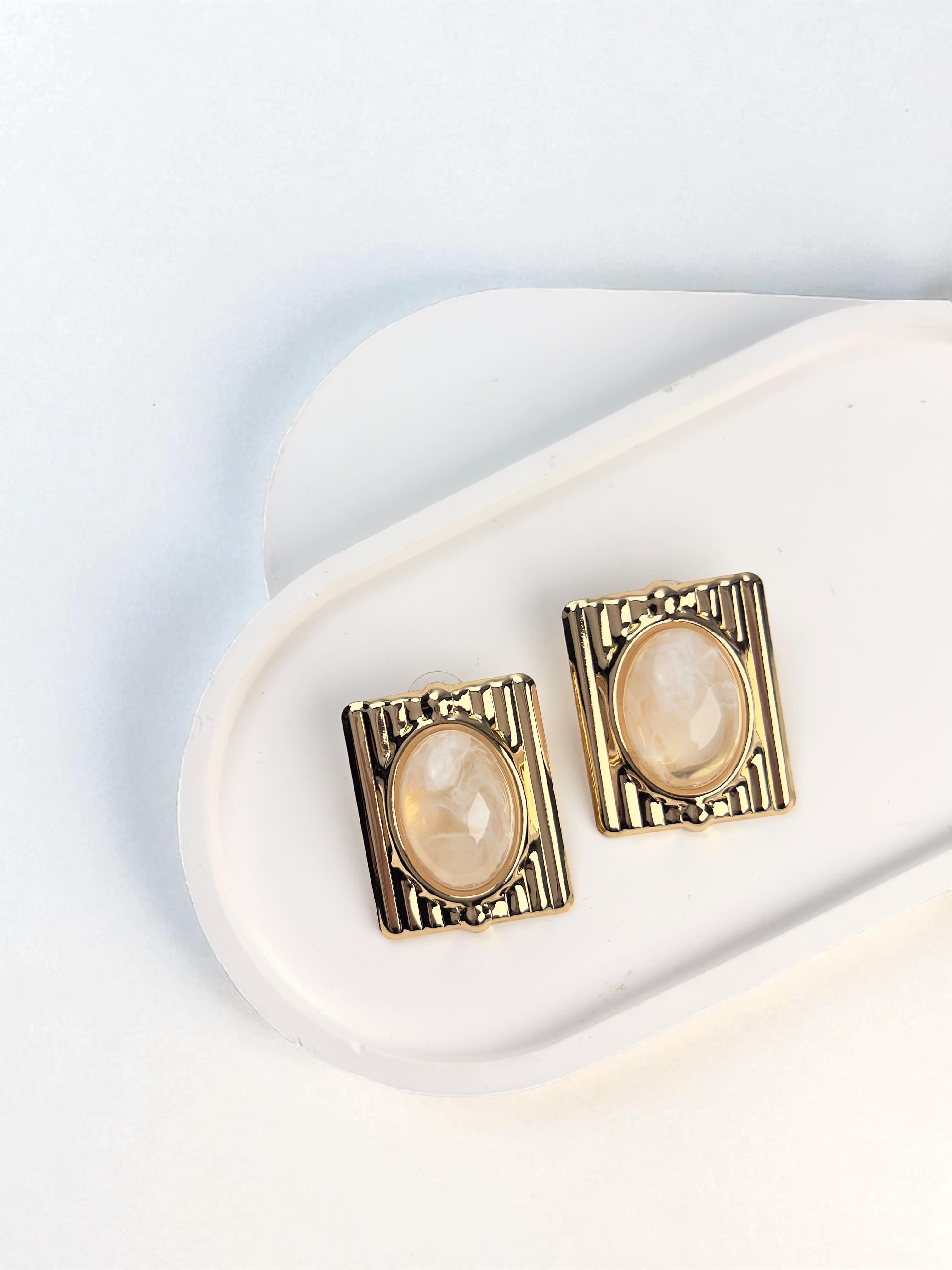 Beyaz Taşlı Tırtıklı Kare Gold Küpe