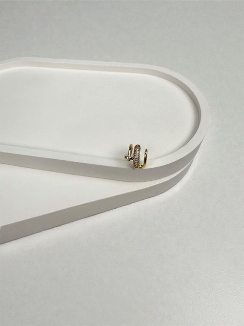 Çivi Detay Taşlı Gold Kıkırdak Küpe