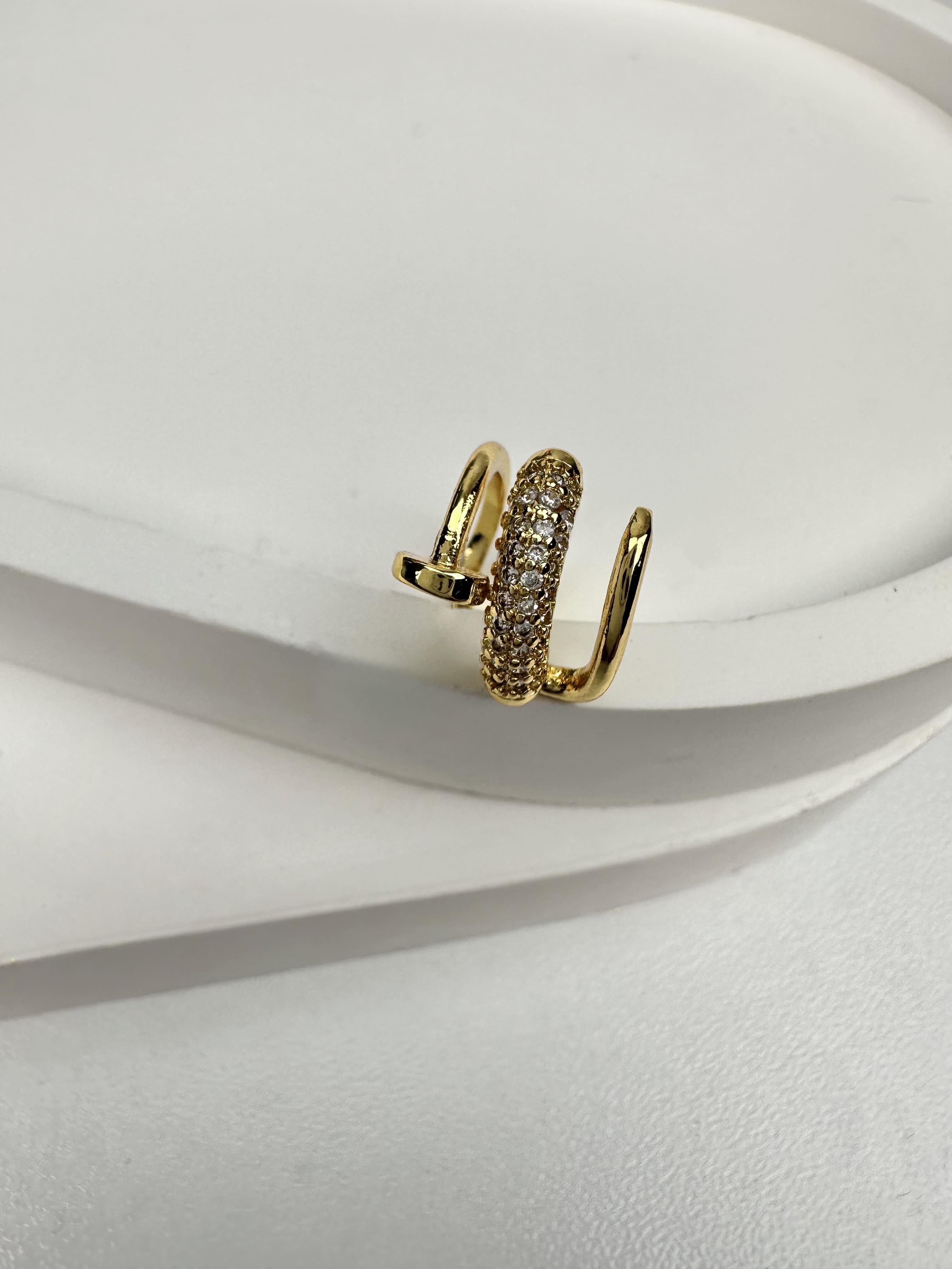 Çivi Detay Taşlı Gold Kıkırdak Küpe