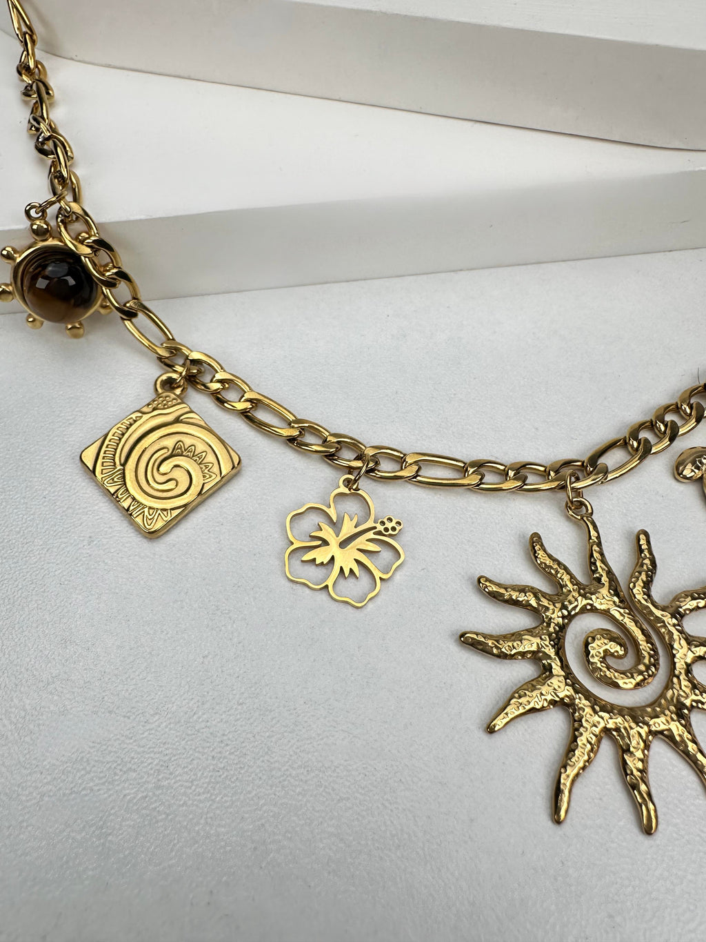 Güneş Sembollü Charm Kolye