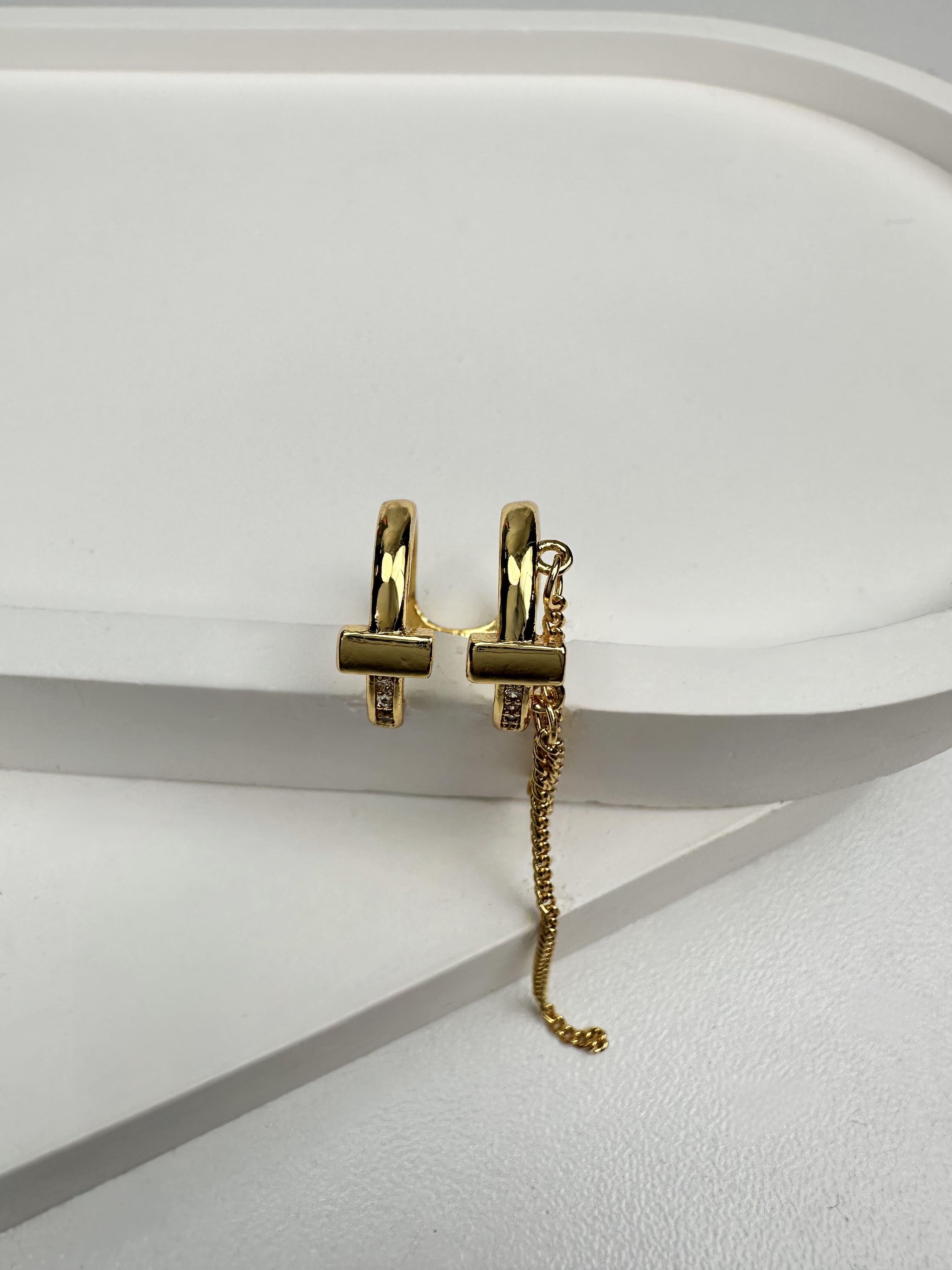 Sallantı Detaylı Tasarım Gold Kıkırdak Küpe