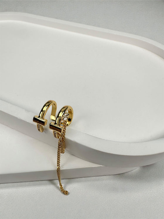 Sallantı Detaylı Tasarım Gold Kıkırdak Küpe