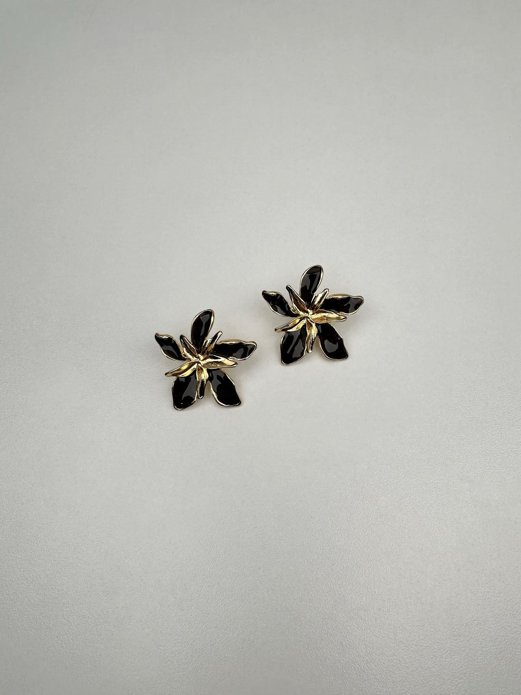 Siyah Gold Çiçek Tasarım Küpe