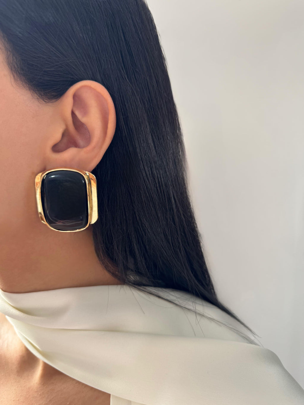 Siyah Gold Şeritli Küpe